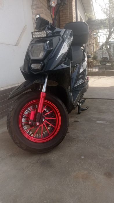 Redlayn skuter sotiladi