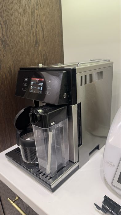 Продас кофемашину delonghi