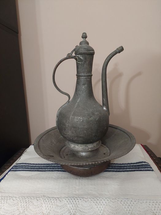 Продавам турси османкси ибрик със легeнче  ръчно кован уникален