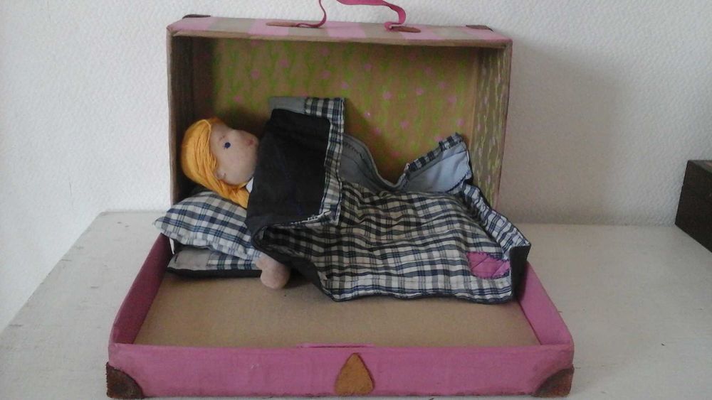 Кукольный домик-чемоданчик с куклой