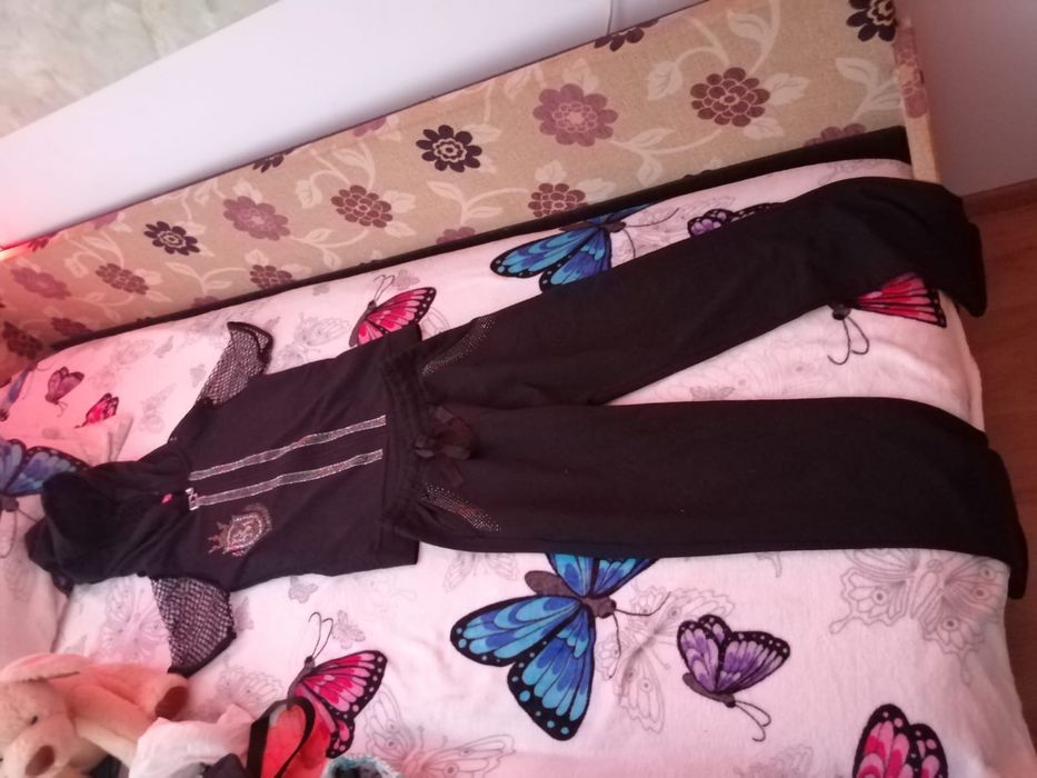 Vând 2 treninguri la 200 lei aveți și un tricou cadou și un ruj  cadou sau  toate 3 treninguri la 300 lei și 2 tricouri cadou și rujul cadou
