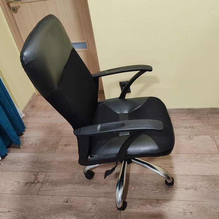 Офис стол черен цвят