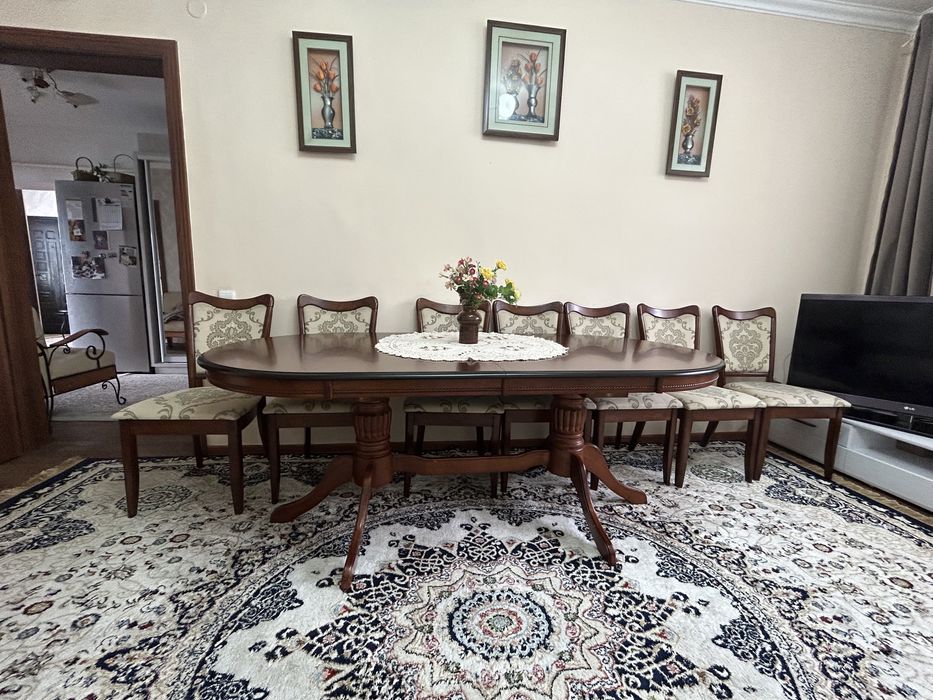 Стол с 10 стульями