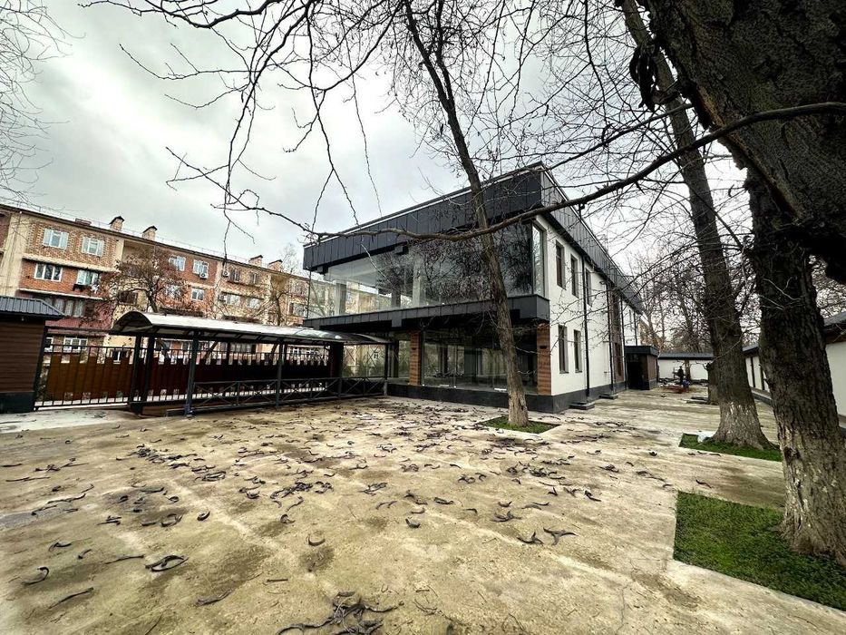 Отдельностоящее здание на территории 10 сот. 1096м2 строение