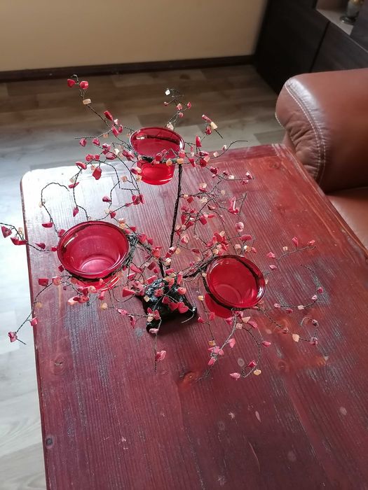 Свещник дърво с червени камъчета