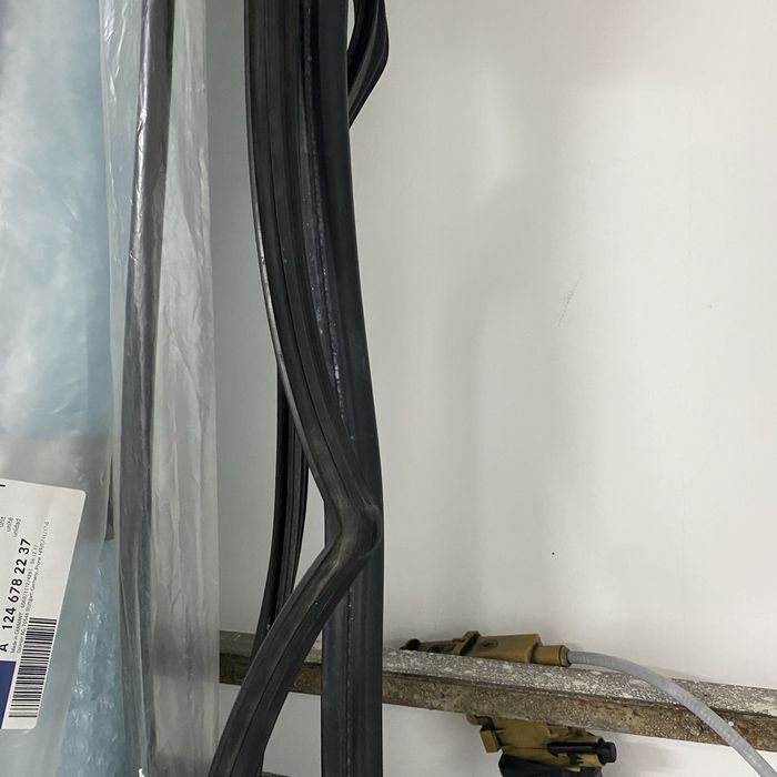 Продам наружние уплотнители стекол дверей 124 мерседес