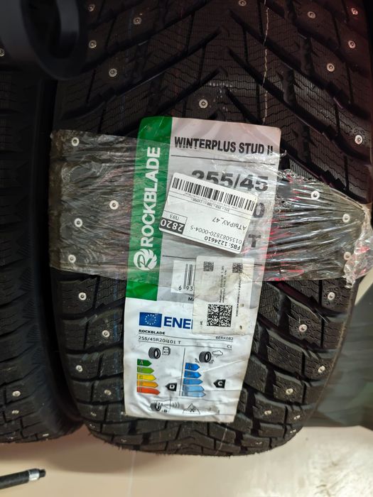 Зимняя резина  255/45 R20