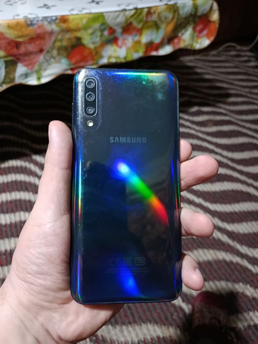 Продам телефон Самсунг а50