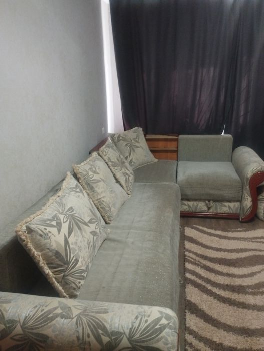 Угловой диван в хорошем состоянии