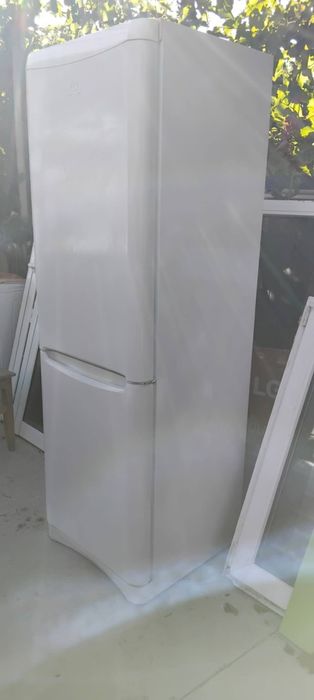 Vînd Combină frigorifică Indesit