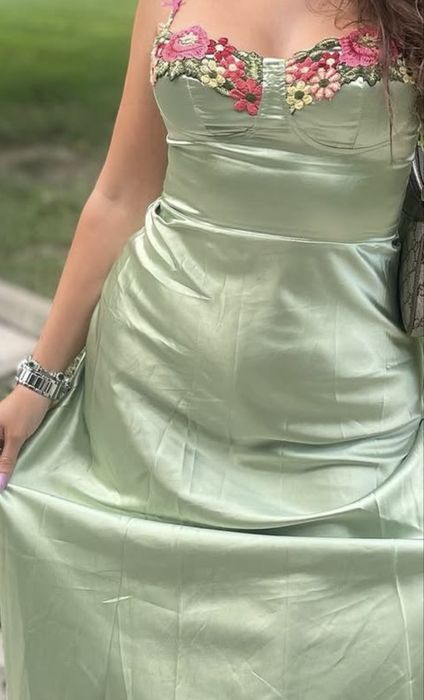 Дълга сатенена рокля със цветя