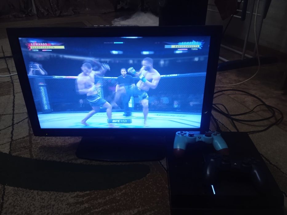Продам PS4 с телевизором есть 2 джостика