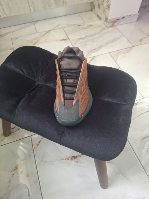Adidas yeezy 700 v3