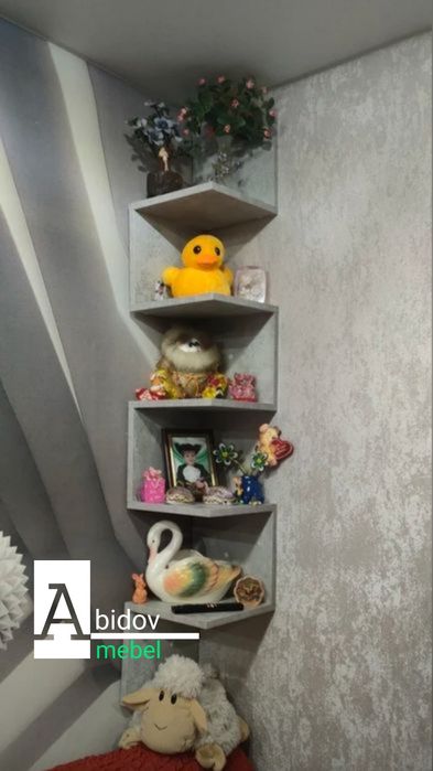 Угловая настенная полка-это элегантное решение для различных помещений