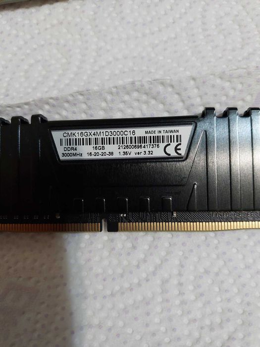 16GB 3000Mhz , 3200Mhz  DDR4 - Corsair Vengance LPX - 1x16GB