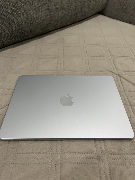 Продам MacBook Air 13 M4 (2025), 16/256 ГБ