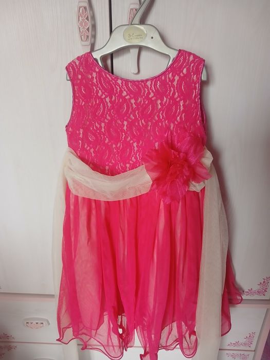 Продам платье на 3 года