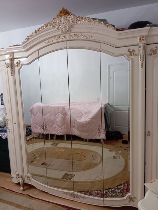 Шкаф для одежды,комод с зеркалом,2 тумбочки