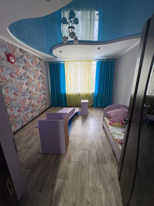 продается трехкомнатная квартира