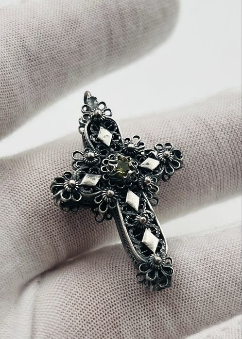 Филигранен сребърен кръст с полускъпоценен камък цитрин