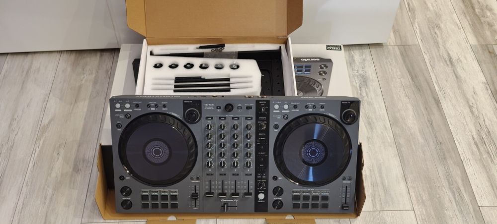Consola Pioneer Dj ddj-flx6-GT + suport laptop și consola CADOU