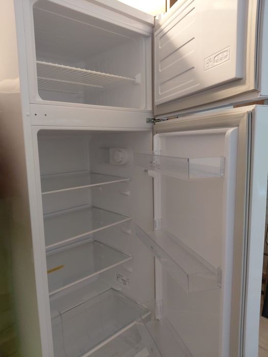 Vand 2 frigidere Arctic si Indesit
