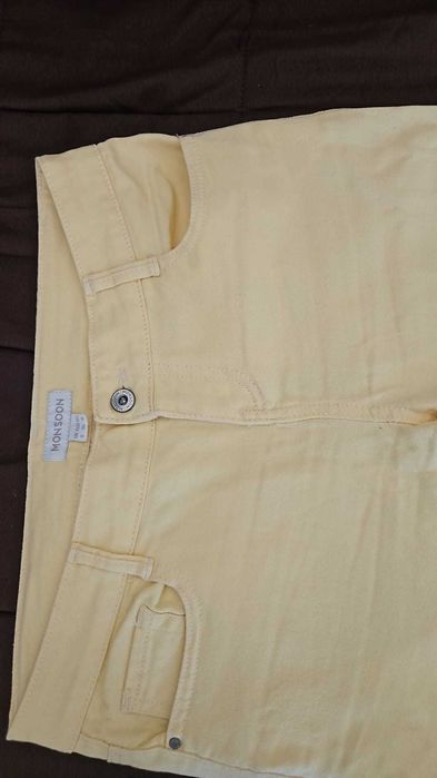Pantaloni damă, culoare galben pastel, marca Monsoon.