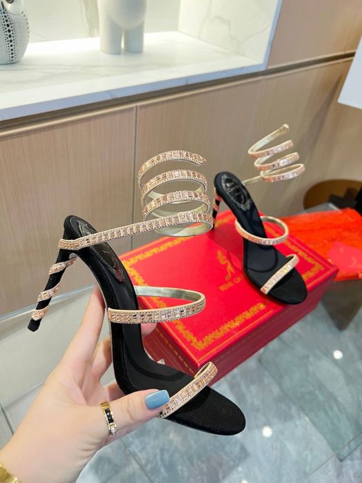 Обувки на ток различен бранд