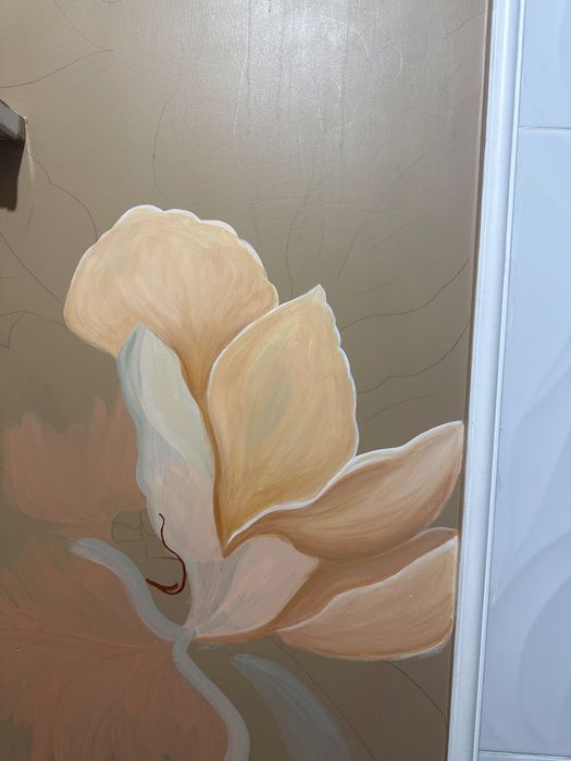 Рисунки на стенах и барельеф