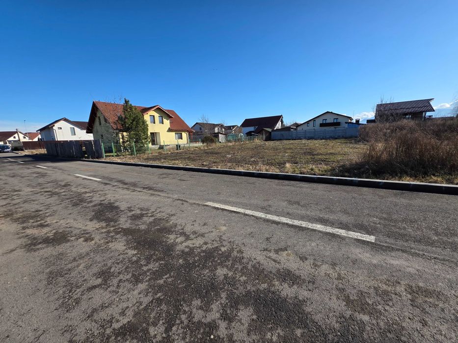 685 mp la asfalt, cu utilitațile la drum și AC casă modernă P+E