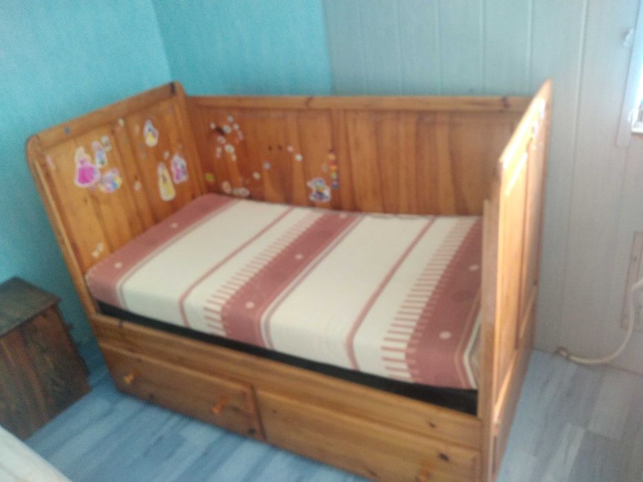 Детско дървено легло