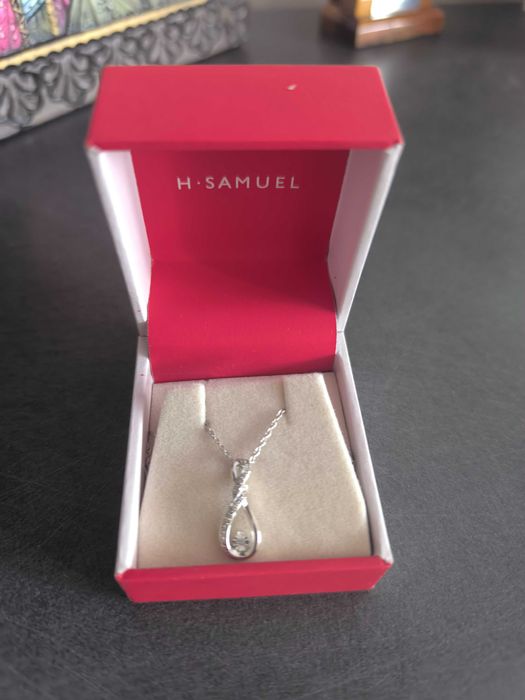 Сребърно колие - ново, в бижутерийна кутийка