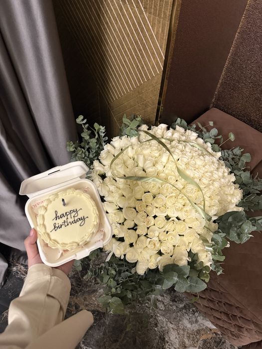 Белые розы около 300