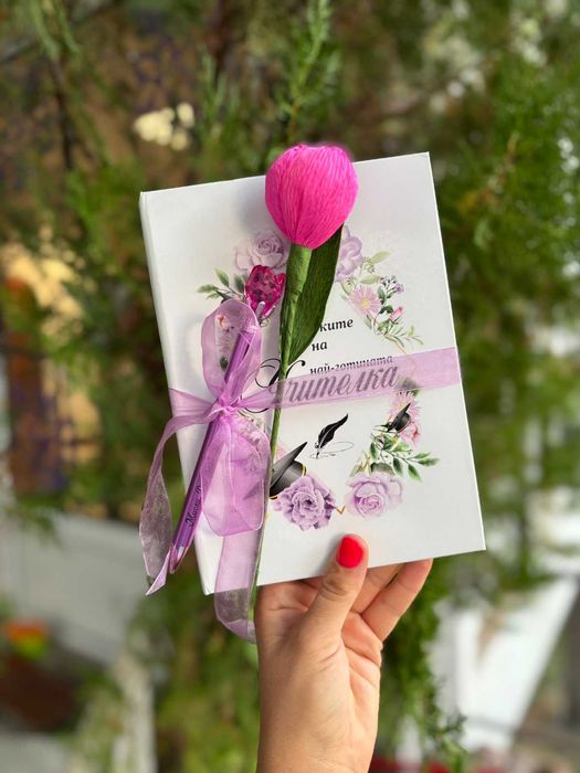 Уникален подарък за учител – дневник + писалка + лале