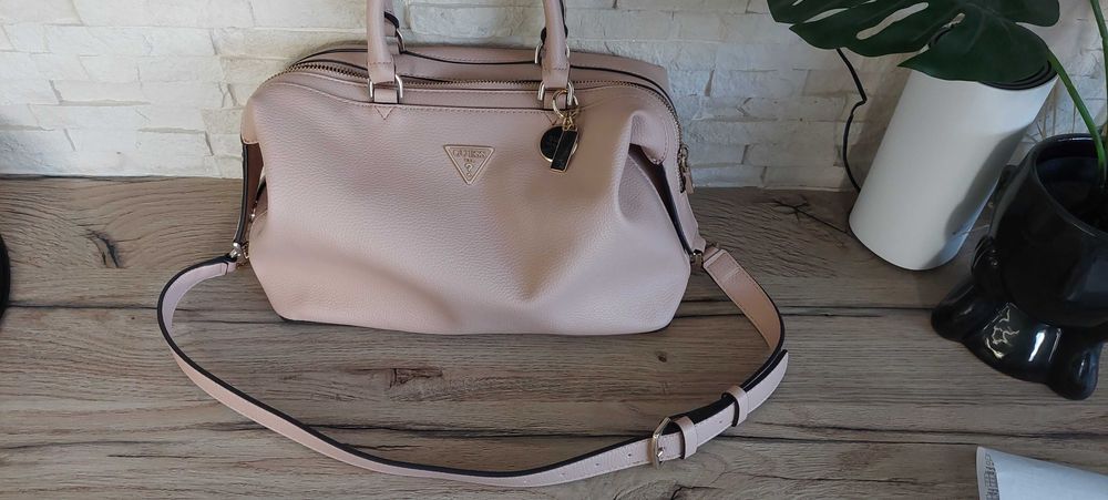 Дамска чанта GUESS