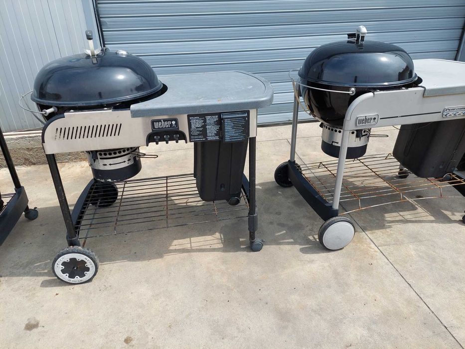 Барбекюта  на дървени въглища Weber