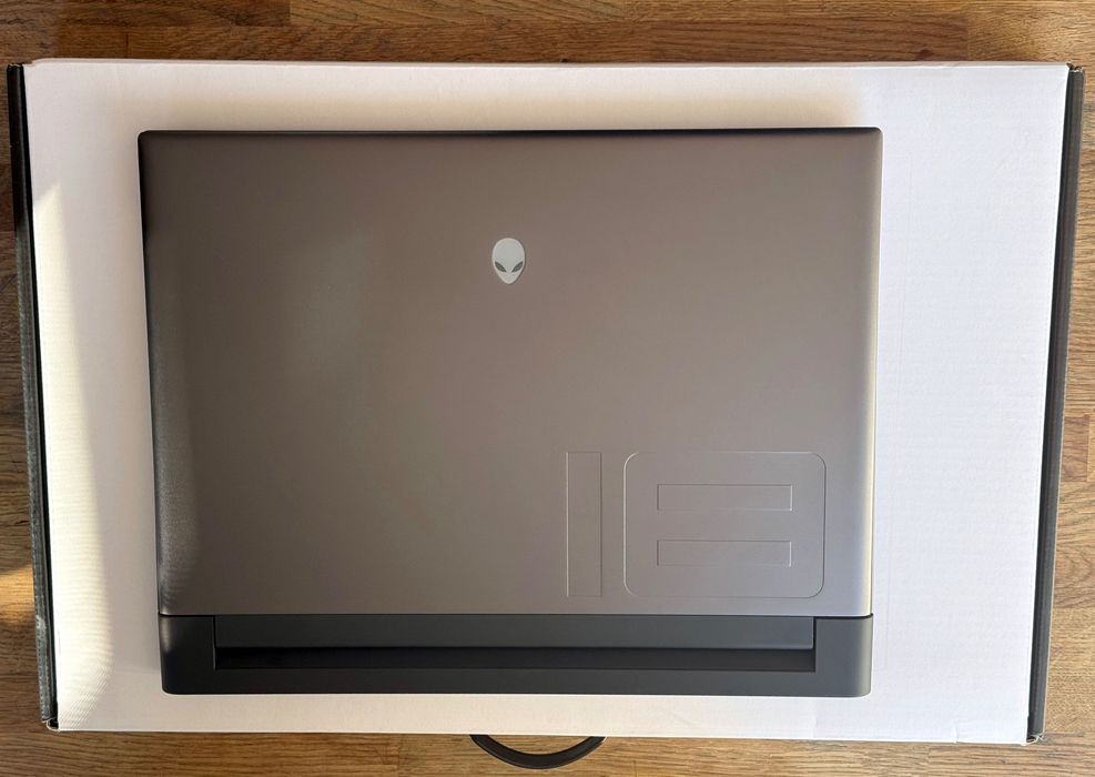 Alienware m18 R2 Intel i9 14900 HX RTX4070 32 RAM 1 TB SSD