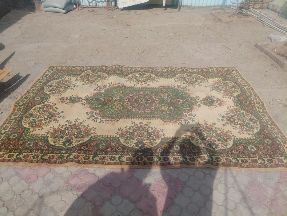 Ұстанған кілемдер сатылады