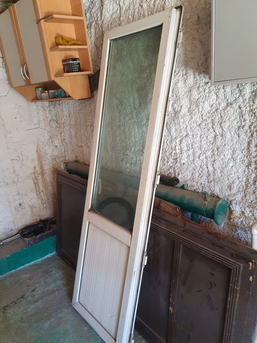 Продам пластиковую дверь