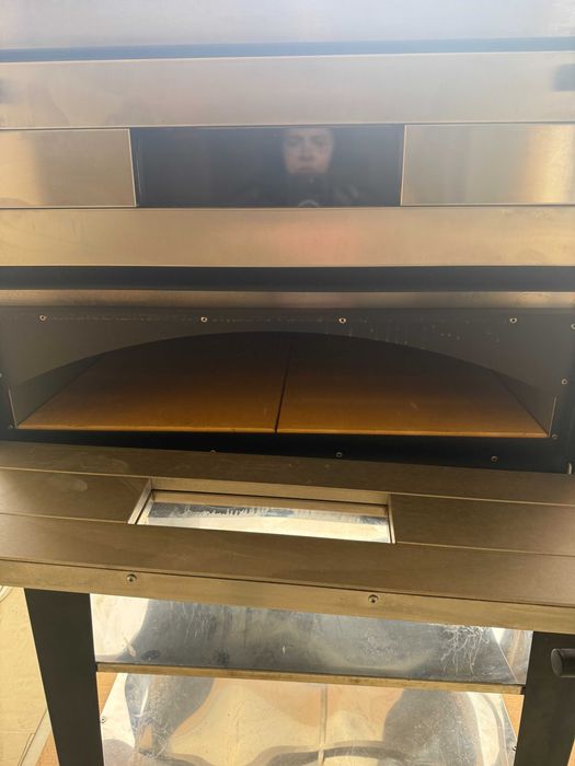 Vand cuptor pizza profesional.,usor utilizat si malaxor