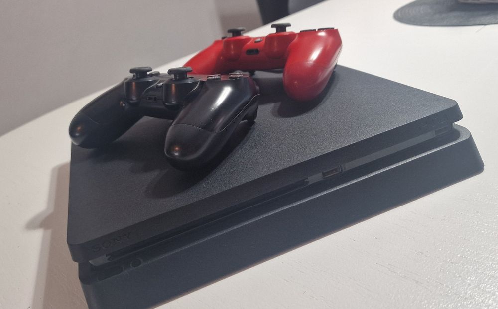 Vând PlayStation