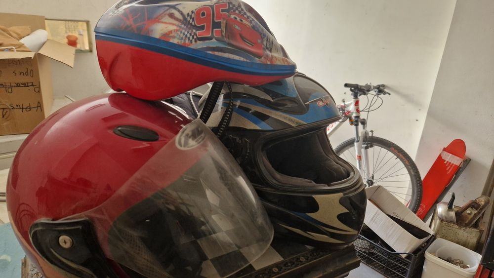 Каски 3бр. 50лв общо