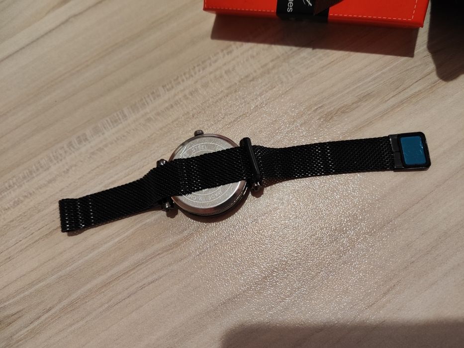 Черен дамски часовник