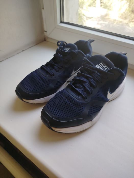 Кроссовки NIKE 42 размер