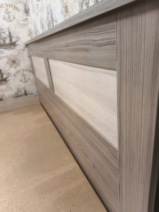 Кровать двухспальная с матрасами.