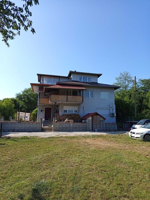 Продава се къща във вилна зона Разград