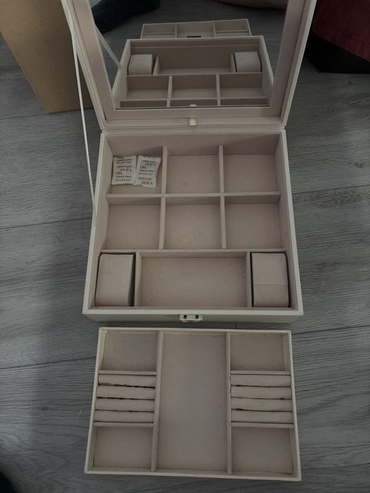 Кутия за бижута а огледало