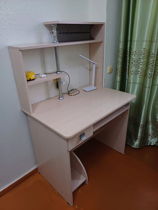 Продаётся стол компьютерный, тумба под ТВ.