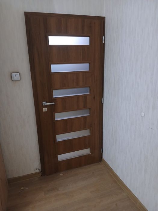 Предлагам монтаж на входни и интериорни врати. Експресен монтаж!