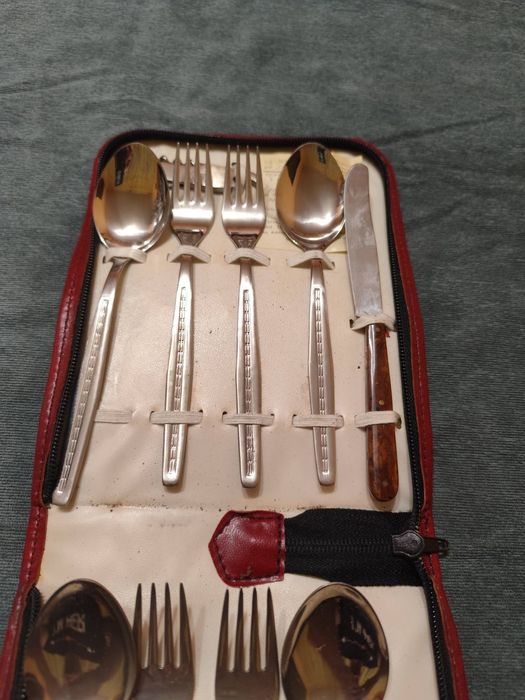 Продавам комплект лъжици и вилици.